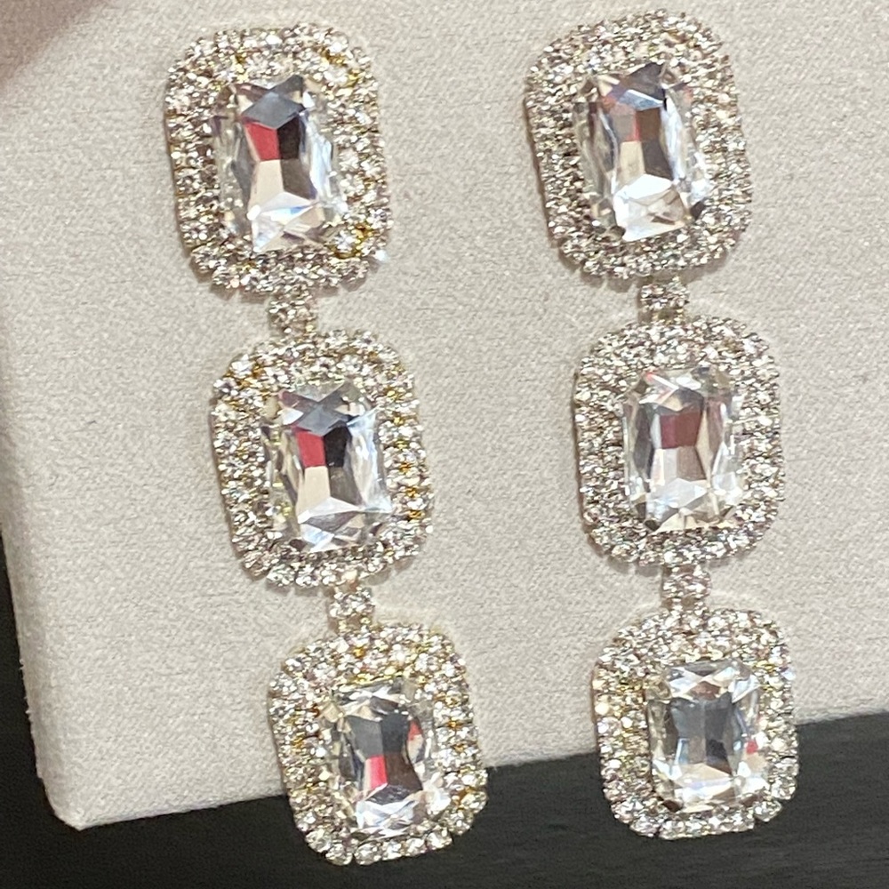 🎉❤️SALE! Defective! Maggie Crystal Dangle Earrings